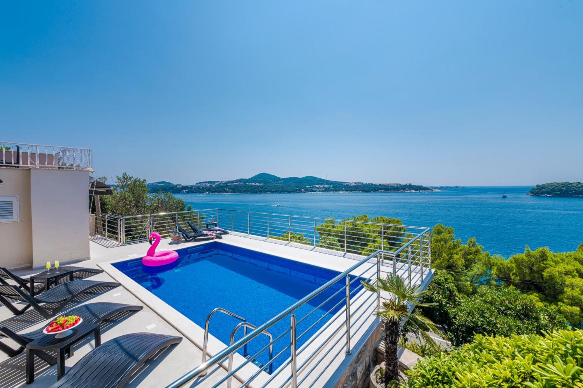 Apartment Pool Deck Comfort *