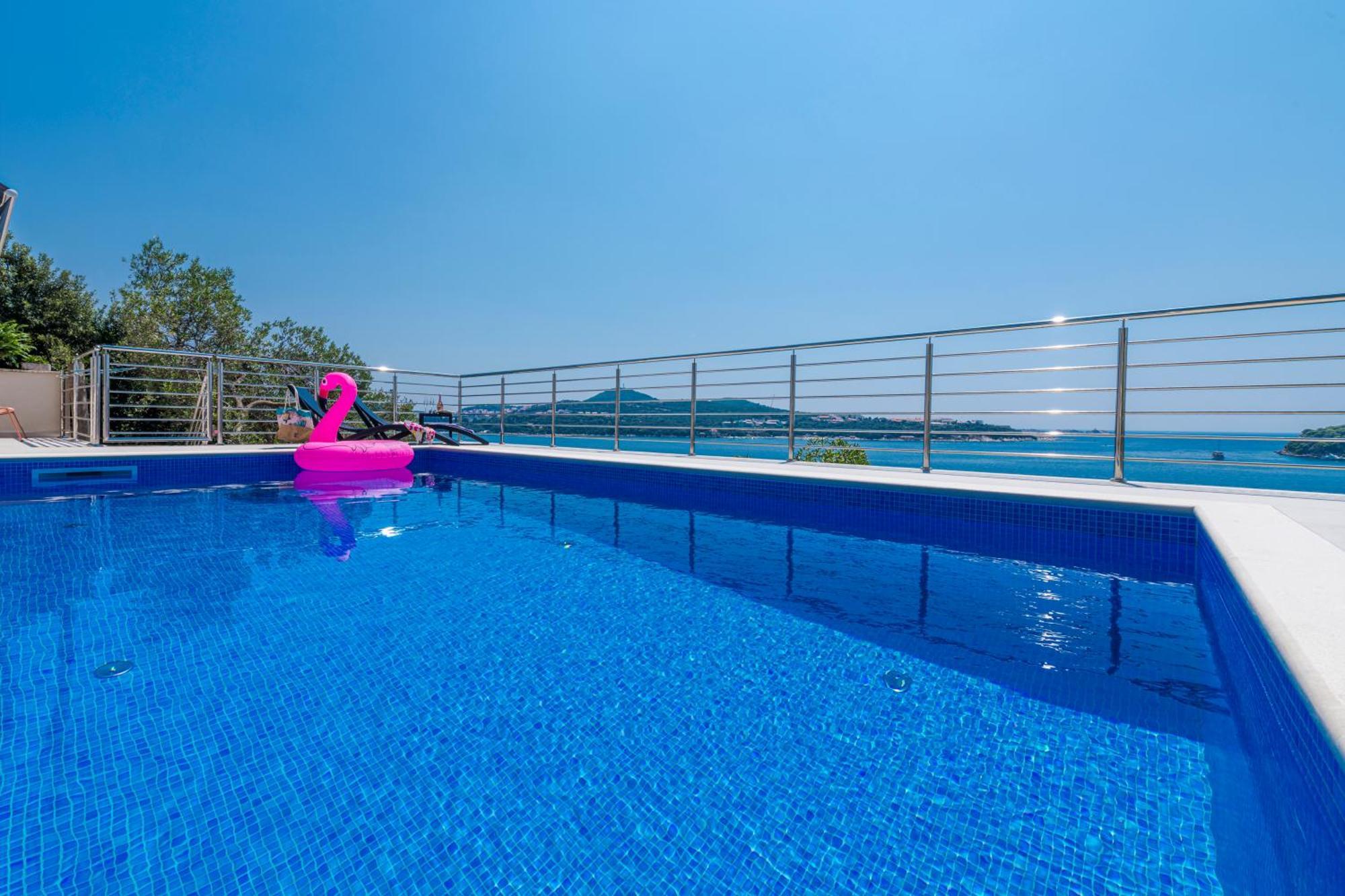 Pool Deck Comfort Apartment